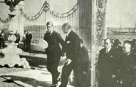 celebcioglu_e's tweet photo. @CYavuz14090 @sempatikkartal İşte gerçek arşiv fotoğrafı,  . Atatürk, VIII. Edward’ı 4 Eylül 1936’da Dolmabahçe rıhtımında karşılıyor. 

hepimiz aynı necasetsiniz https://t.co/lcoNDzUs4L