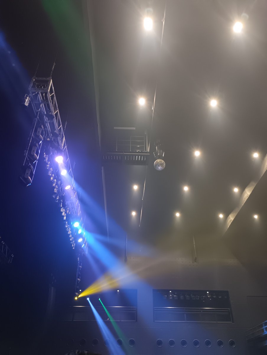 san3uvdrum's tweet photo. 久しぶりな曲 ライブで初めての曲 もう聞けないと思っていた曲 

言葉では伝えきれない思いを曲で聞かせてくれると言ってくれて

家族 親戚 親 古参 と色々な言い方でも気持ちを伝えてくれた

16年ファンクラブの継続を迷ったことは一度もなかった

#UVERworld https://t.co/AGak5nKyNW