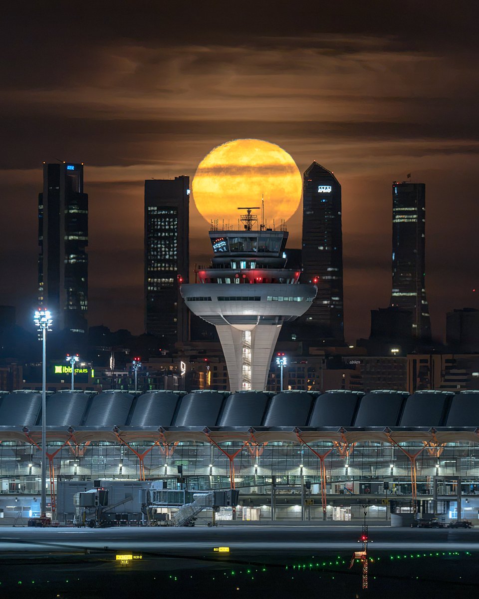 piensaenpixel's tweet photo. Hay fotos que pasan cada muchos años, y esta planificación es una de ellas. La próxima vez que se pueda repetir este encuadre con luna llena será en 2035. 🌕 A pesar del madrugón, ha sido un placer, como siempre, compartir risas con @Javi_Rosano.

Gracias, @photopills! https://t.co/Rq8Qqc9jSg