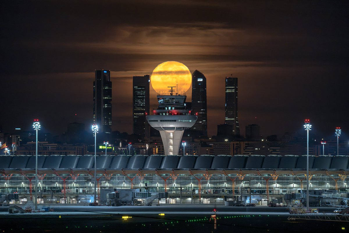 piensaenpixel's tweet photo. Hay fotos que pasan cada muchos años, y esta planificación es una de ellas. La próxima vez que se pueda repetir este encuadre con luna llena será en 2035. 🌕 A pesar del madrugón, ha sido un placer, como siempre, compartir risas con @Javi_Rosano.

Gracias, @photopills! https://t.co/Rq8Qqc9jSg