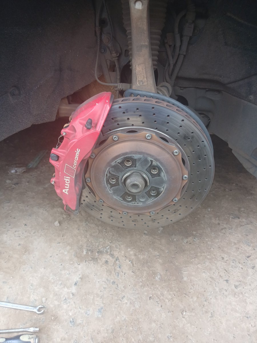 nyaga_001's tweet photo. Its time to replace the pads , the warning on the dash alterted the driver , so don't always be complaining that German cars are over engineered,  a simple wear sensor saves you from buying another disk. https://t.co/8WVPbC6EI0