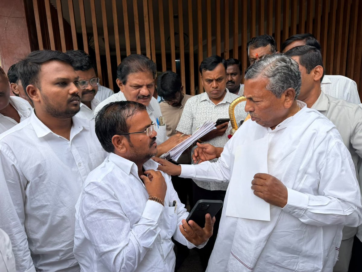 KHMuniyappaklr's tweet photo. ಬೆಂಗಳೂರಿನ ಗೃಹ ಕಚೇರಿಗೆ ವಿವಿಧ ಕಡೆಯಿಂದ ಆಗಮಿಸಿದ ಸಾರ್ವಜನಿಕರ ಅಹವಾಲು ಸ್ವೀಕರಿಸಿದೆ.

ಅವರ ಸಮಸ್ಯೆಗಳಿಗೆ ಸ್ಪಂದಿಸಿ ಸ್ಥಳದಲ್ಲೇ ಪರಿಹಾರ ಒದಗಿಸುವಂತೆ ಅಧಿಕಾರಿಗಳಿಗೆ ಸಲಹೆ ಸೂಚನೆ ನೀಡಲಾಯಿತು.
#DistrictInChargeMinister  #DevanaHalliMLA #KHMForKarnataka #SocialWelfare 
#KHmuniyappa https://t.co/XybXwdoL2f