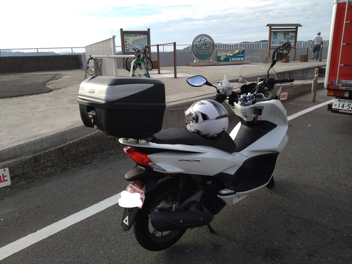 Wakayaoh's tweet photo. こんにちは😀

今日は休日で昼前に自動車学校で🏍
教習でした
見極めも無事にクリアー✌️🎵
いよいよ来週は卒検になります

午後から昼ごはんを食べていつもの
紀伊風土記の丘を少しウォーキングして
今、加太の淡嶋神社前に来てます🎵

海は薄曇りで風が気持ち良い✨
これから海岸線を大阪の岬町へ🏍 https://t.co/r1uMfgrlux