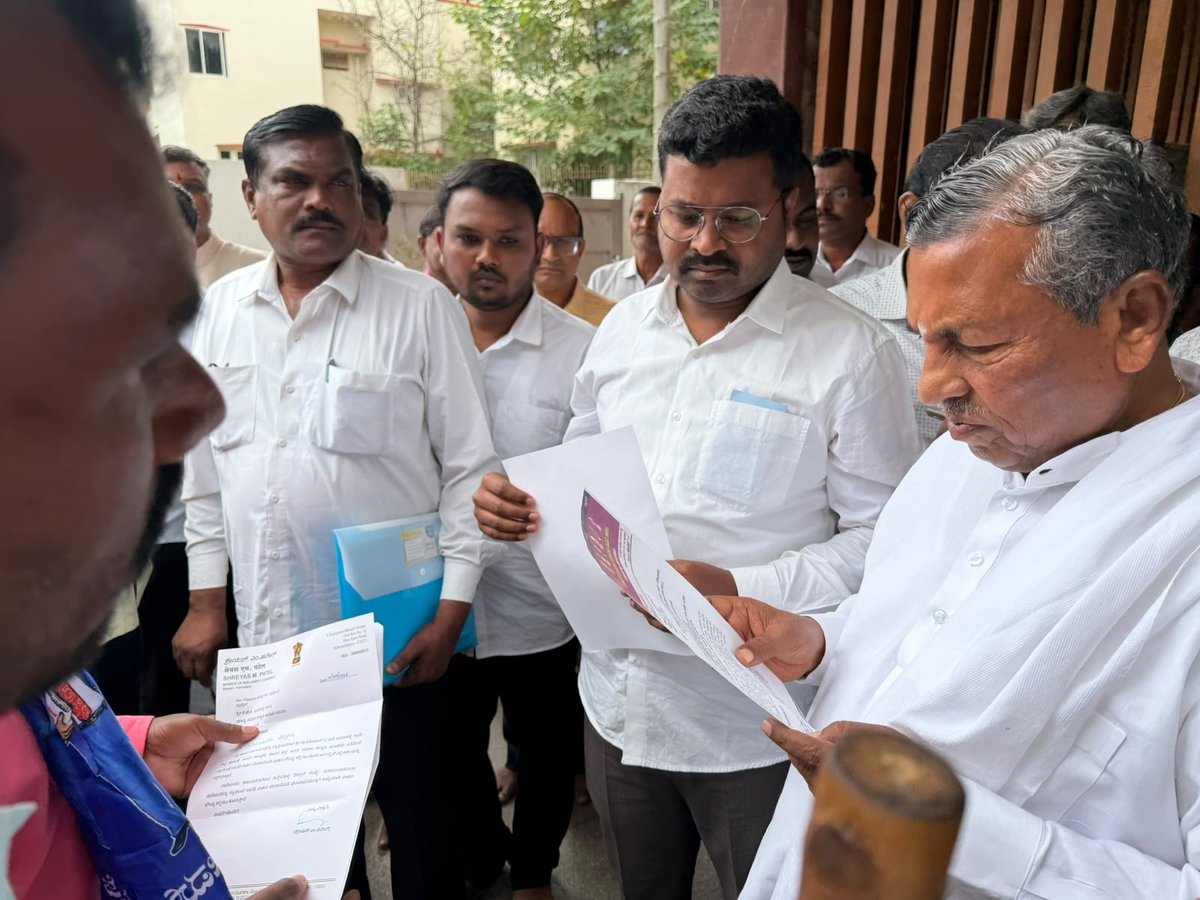 KHMuniyappaklr's tweet photo. ಬೆಂಗಳೂರಿನ ಗೃಹ ಕಚೇರಿಗೆ ವಿವಿಧ ಕಡೆಯಿಂದ ಆಗಮಿಸಿದ ಸಾರ್ವಜನಿಕರ ಅಹವಾಲು ಸ್ವೀಕರಿಸಿದೆ.

ಅವರ ಸಮಸ್ಯೆಗಳಿಗೆ ಸ್ಪಂದಿಸಿ ಸ್ಥಳದಲ್ಲೇ ಪರಿಹಾರ ಒದಗಿಸುವಂತೆ ಅಧಿಕಾರಿಗಳಿಗೆ ಸಲಹೆ ಸೂಚನೆ ನೀಡಲಾಯಿತು.
#DistrictInChargeMinister  #DevanaHalliMLA #KHMForKarnataka #SocialWelfare 
#KHmuniyappa https://t.co/XybXwdoL2f