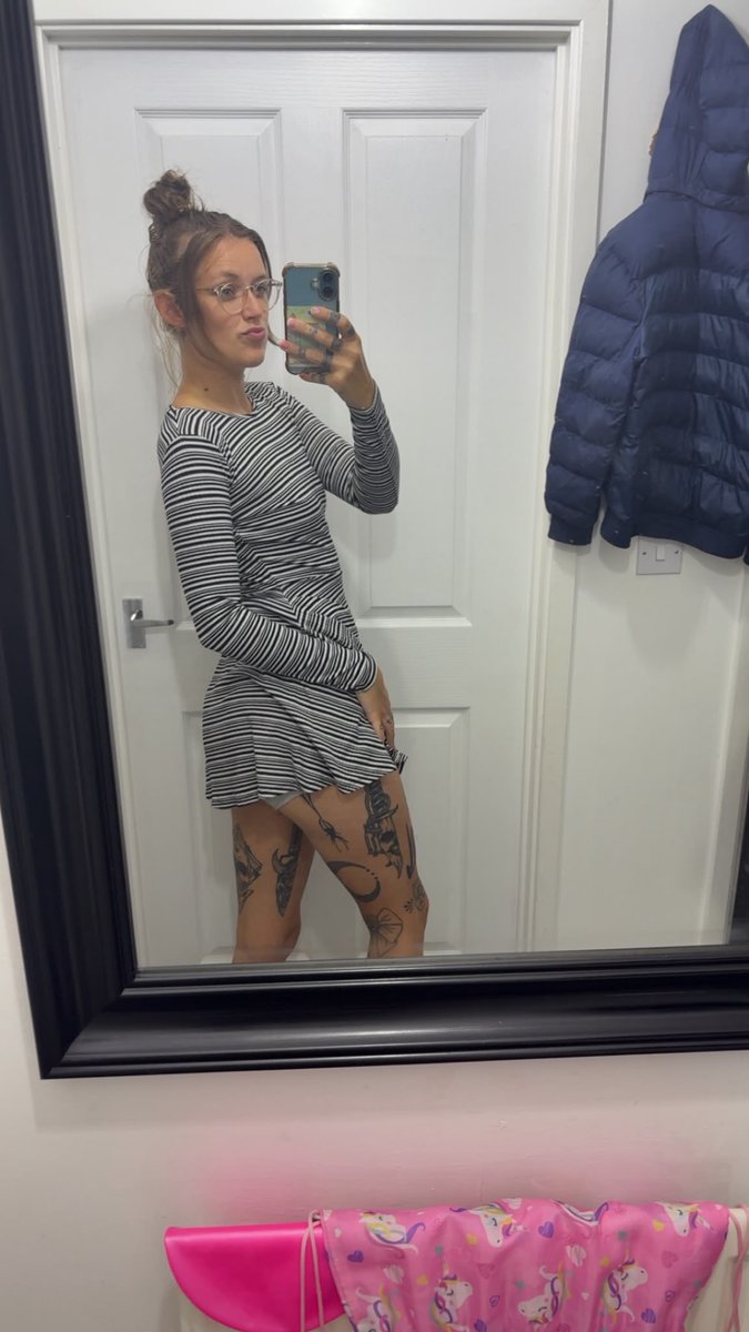 tattoosammi0611's tweet photo. Be honest. How long would this dress stay on if we were alone?๐
#tatooedgirls #minidress #snapchat https://t.co/9oQ4Cp66GG