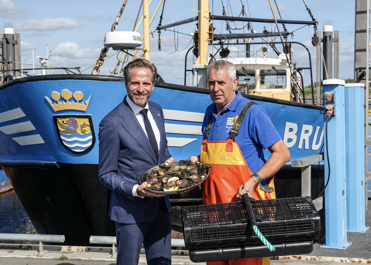 hugodejonge's tweet photo. Het oesterseizoen is officieel geopend! 🦪 

Vandaag in Bruinisse de eerste Zeeuwse oesters van het seizoen opgevist en overhandigd. De oester hoort bij Zeeland: een mooi Zeeuws product en belangrijk exportproduct, met een rijke traditie, vakmanschap en blik op de toekomst. https://t.co/RfeK5cpTZT