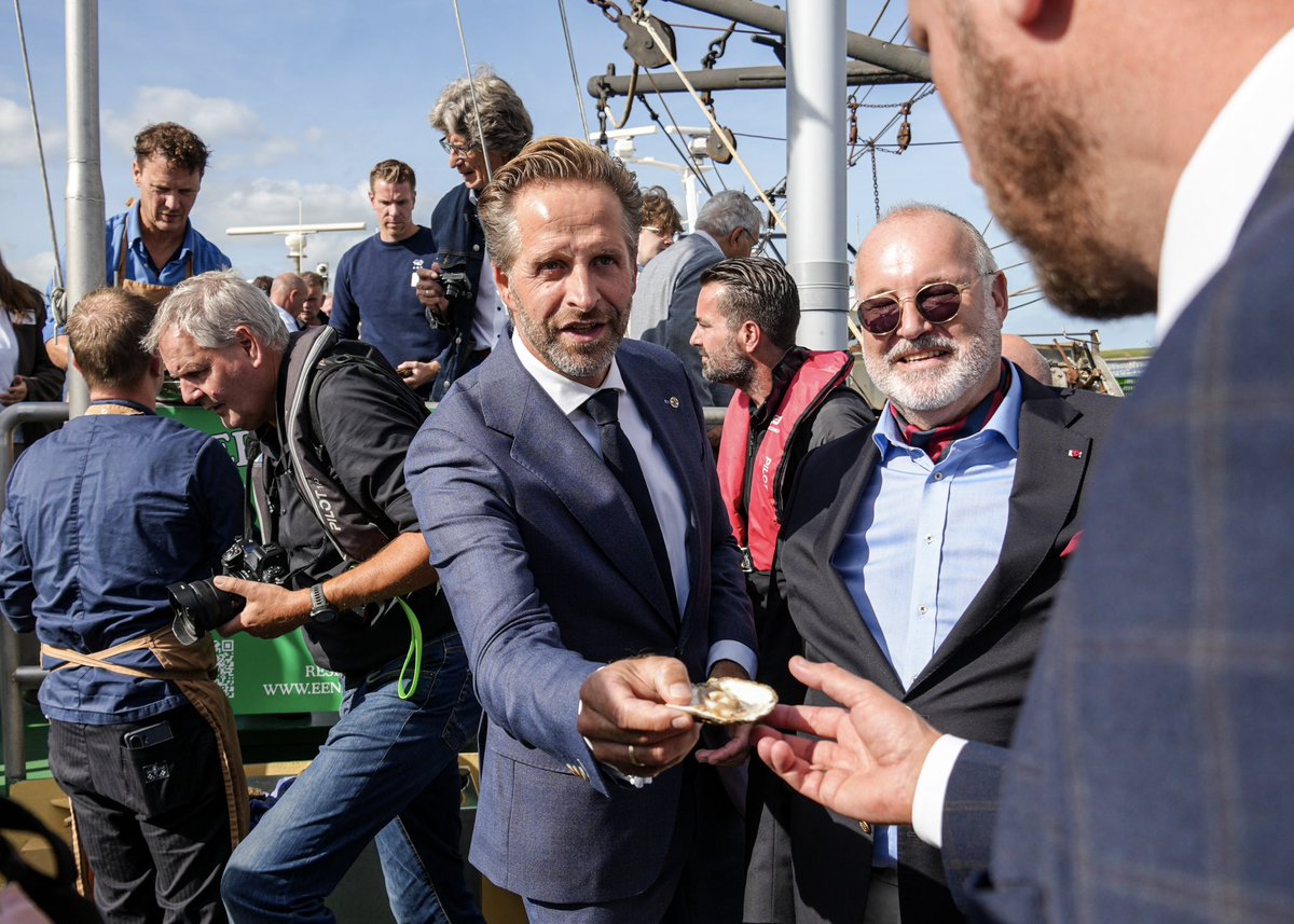 hugodejonge's tweet photo. Het oesterseizoen is officieel geopend! 🦪 

Vandaag in Bruinisse de eerste Zeeuwse oesters van het seizoen opgevist en overhandigd. De oester hoort bij Zeeland: een mooi Zeeuws product en belangrijk exportproduct, met een rijke traditie, vakmanschap en blik op de toekomst. https://t.co/RfeK5cpTZT
