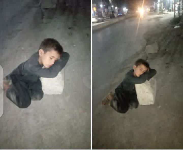 a555bk's tweet photo. اج پشاور شہر میں رات کو تقریبا گیارہ بجے کے قریب  یہ پچہ روڈ کے کنارے پہ سویا ہوا تھا جب میں قریب جا کے اس کو جگایا اور اس سے پوچھا کہ تم اتنی رات کو یہاں ویران جگے میں کیوں سوئے ہوئے ہو تو پچے کے انکھوں سے انسو بہنا شروع ہوگیا انکا کہنا تھا کہ میں صبح سے کھانا نہیں کھایا جس کے پاس بھی جاتا ہوں تو مجھیں دکھا دیکر باہر نکالتے ہیں اخر تھکاوٹ کی وجہ سے یہاں پہ بیٹھا تھا ۔ دل پہ جو گزا وہ صرف اللہ کو پتا ہے 
کھانا کھلانے کی اہمیت: نقد رقم دی��ے کے حوالے سے لوگوں کے خدشات اپنی جگہ، لیکن کسی بھوکے کو اپنے ہاتھ سے کھانا کھلانا واقعی ایک ایسا عمل ہے جو شک سے بالا تر بھی ہے ��ور دلی سکون کا باعث بھی۔

سب ایک جیسے نہیں ہوتے: یہ بات بالکل درست ہے کہ ہر انسان ایک جیسا نہیں ہوتا؛ چند لوگوں کے رویے دیکھ کر تمام ضرورت مندوں کو جھوٹا سمجھ لینا درست نہیں۔

معاشرتی ذمہ داری: بحیثیتِ معاشرہ ہم سب کی یہ اخلاقی اور دینی ذمہ داری بنتی ہے کہ ہم اپنے اردگرد موجود ایسے بے سہارا اور بھوکے بچوں کا خیال رکھیں تاکہ کوئی بھی بچہ بھلا کر سڑک پر سونے پر مجبور نہ ہو۔