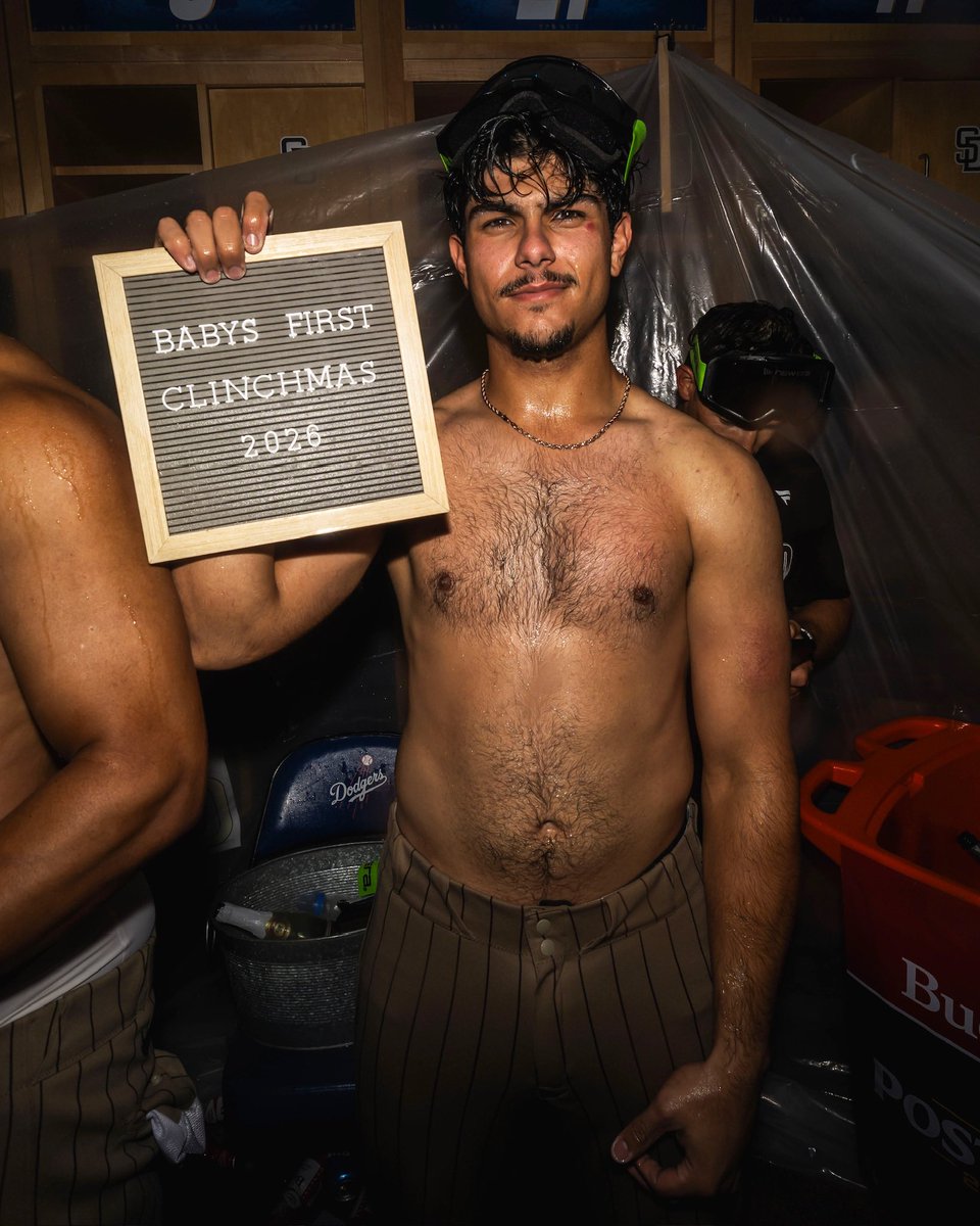 Padres's tweet photo. Baby’s First Clinchmas 🥹 https://t.co/RzZ1RCvS8L