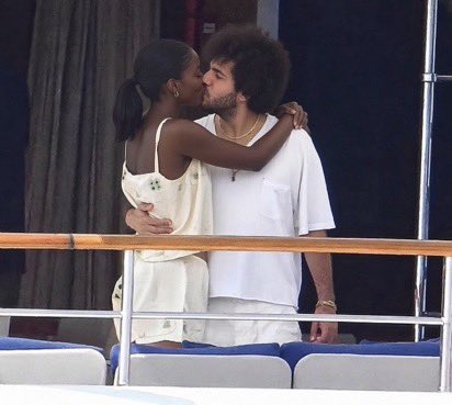 Dabossabel1's tweet photo. 🚨💔Selena Gomez broke down in tears during an Instagram Live after that her husband, Benny Blanco, cheated on her and left her alone in Italy.
According to her livestream, Benny was spotted leaving a luxury hotel with a 21-year-old female singer, leaving Selena devastated. 😳
Selena said she’s tired of being patient and understanding, and that she can’t continue with the marriage after feeling betrayed. She revealed that she plans to move out of their home and return to New York. 😭💔