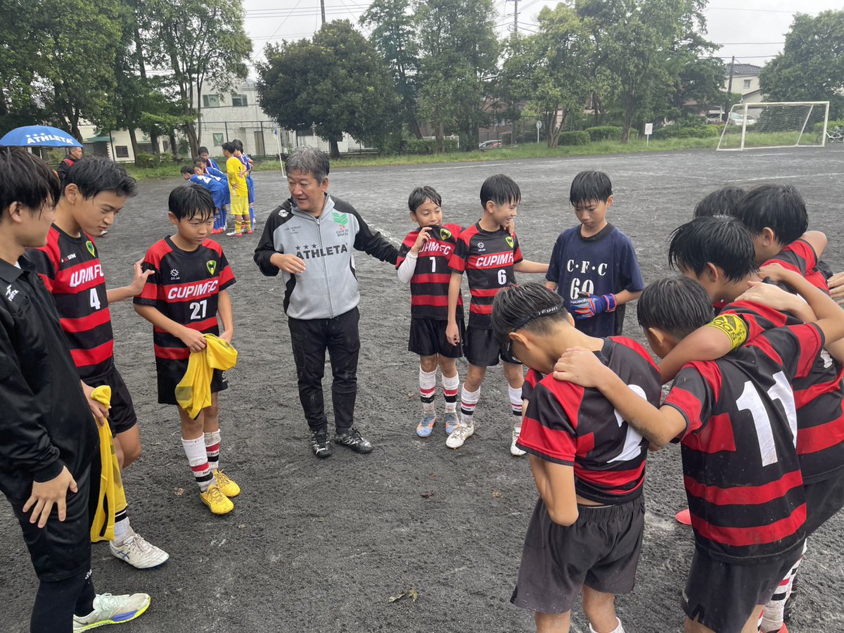 CCfcksc2015's tweet photo. U-12が市大会に参加しました。
雨の中の試合だったため、『戦うこと』『声を出すこと』、この２つを徹底して試合に臨みました。
1勝1分と負けない試合はできましたが、決定機を外すことが多く、内容には反省が出る2試合となりました。
雨の中応援ありがとうございます！ https://t.co/hijO00q5sT