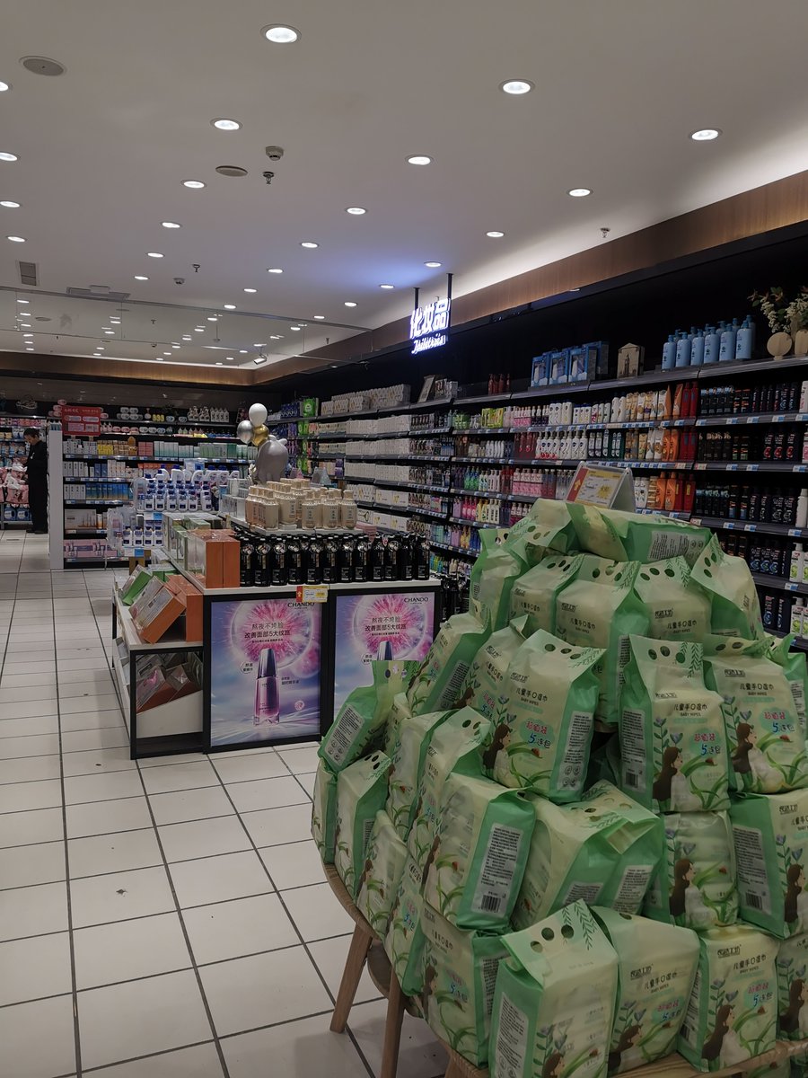 nhuroy752401's tweet photo. Stocked up on cold brew, instant noodles u0026 snack boxes for the week!  Quick runs make busy days easier at our neighborhood store. https://t.co/5RzjvzY97j