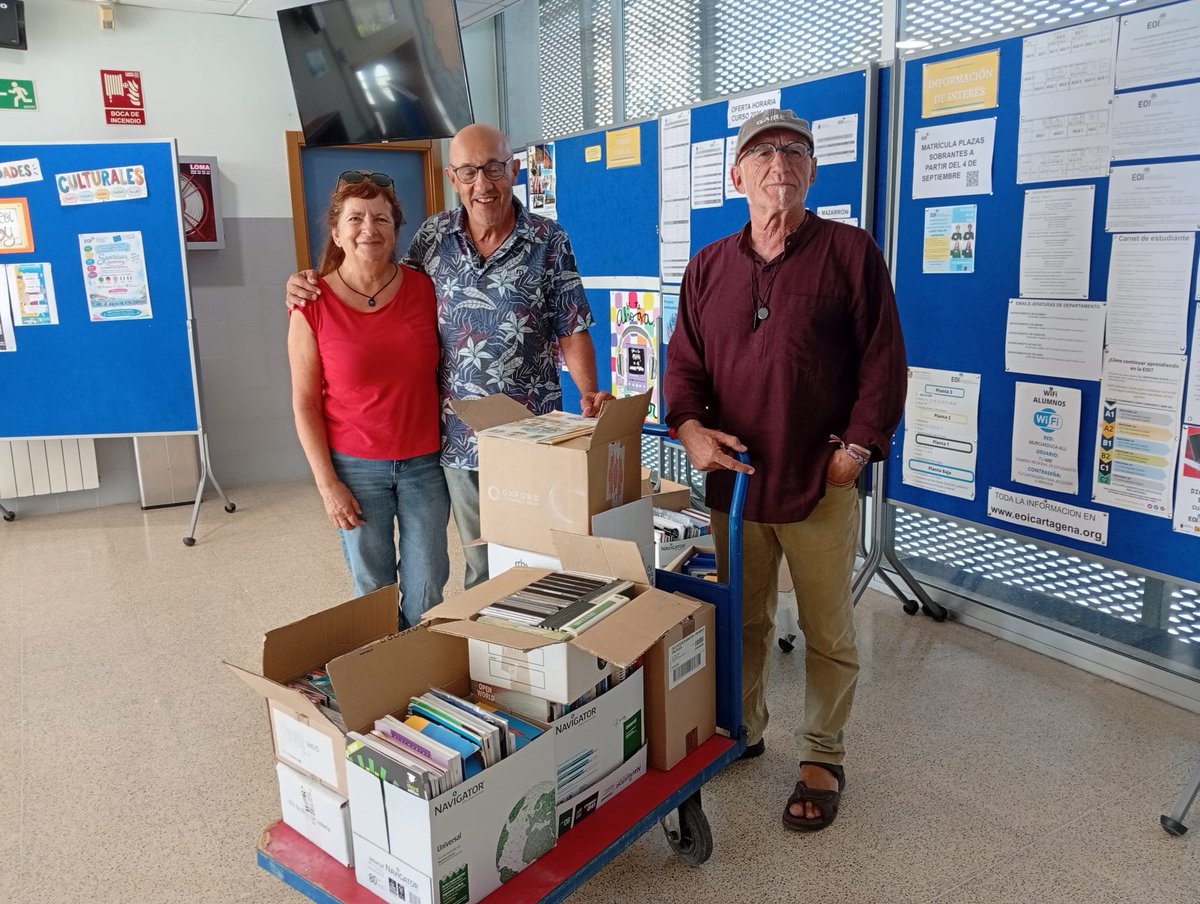 EOICartagena's tweet photo. ¡¡¡Nueva colaboración solidaria!!! El material escolar entregado esta mañana a la ONG @gambiaelchip viajará a centros educativos de Serekunda. #educacionquetransformavidas #eoisolidaria
 @AytoCartagenaES @Educarm @AMPREOI https://t.co/pZYoBAS38K