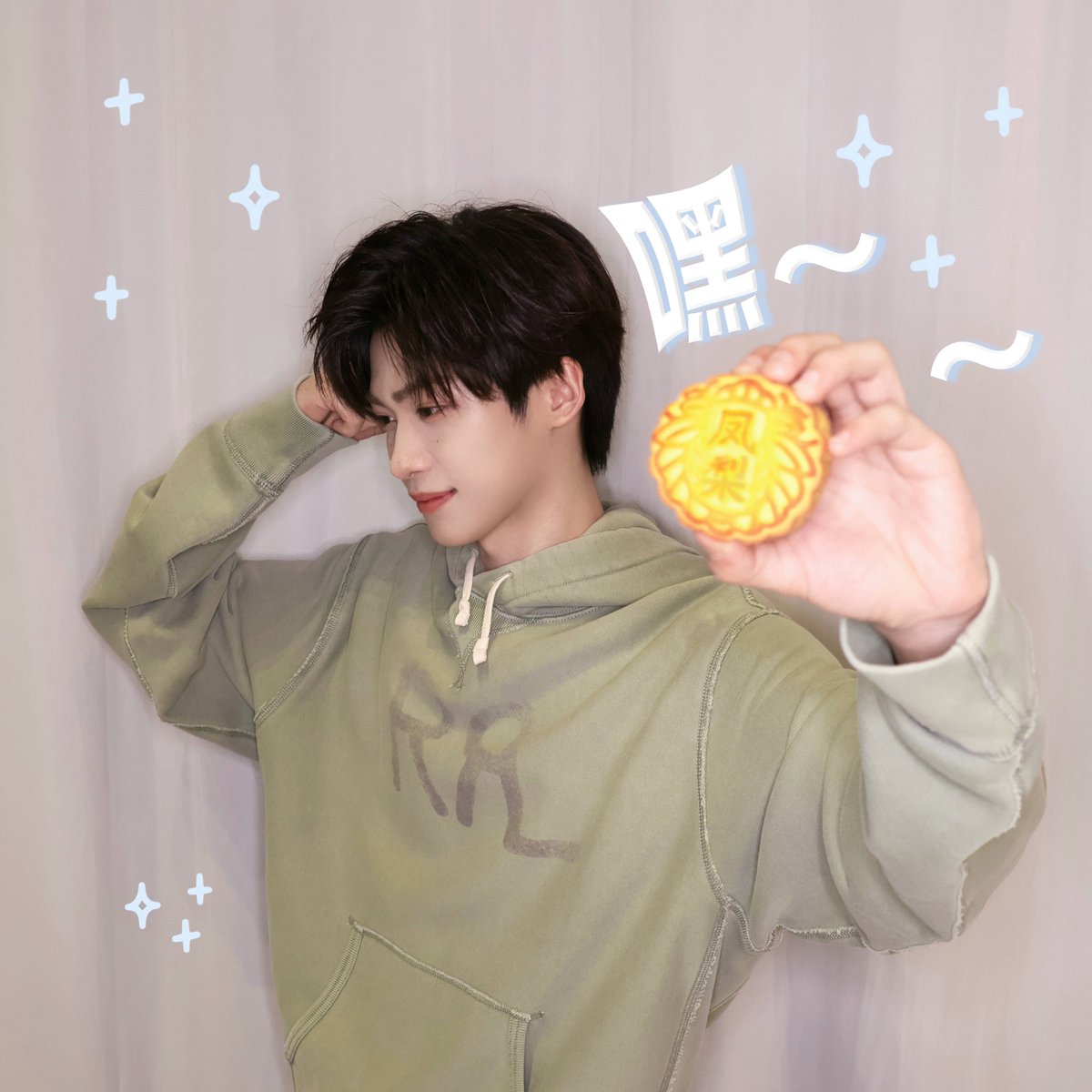 moonthunder104's tweet photo. 我靠 諧音的梗 太棒了👏🏻
雖然因為諧音的梗
可是月月拿著五仁月餅耶～💓🥮
是誰前幾天才剛說喜歡吃五仁月餅⚡️←
(還有棗泥月餅😁⋯⋯話說棗泥跟豆沙不一樣嗎？🤔)

不講不講🤭哈哈哈

❶ 实则「五仁」=「无人」在意➡︎実は誰も気にしてない
❷别太目中「五仁」=「无人」！➡︎あんまり人を見下すな！
❸❹嘿~凤梨~=喜欢你(広東語=粤語) ➡︎あなたが好きです
#梓渝 #月月 #ziyu #즈위 #weibo #웨이보 #微博 #ウェイボー #翻訳 #translation #TRANS #翻译