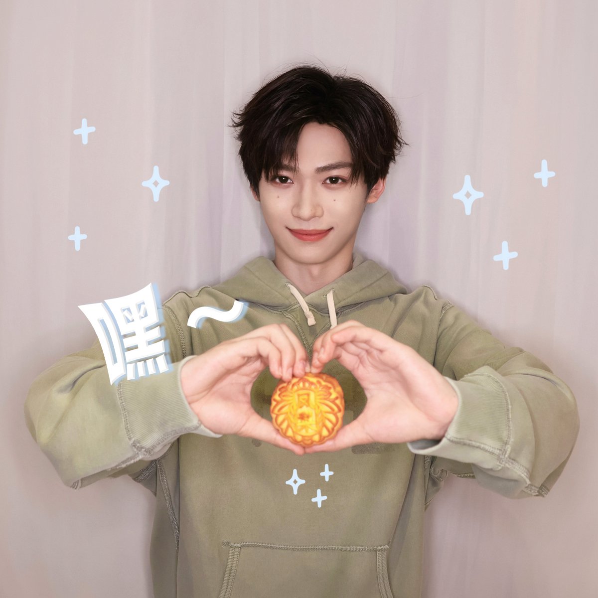 moonthunder104's tweet photo. 我靠 諧音的梗 太棒了👏🏻
雖然因為諧音的梗
可是月月拿著五仁月餅耶～💓🥮
是誰前幾天才剛說喜歡吃五仁月餅⚡️←
(還有棗泥月餅😁⋯⋯話說棗泥跟豆沙不一樣嗎？🤔)

不講不講🤭哈哈哈

❶ 实则「五仁」=「无人」在意➡︎実は誰も気にしてない
❷别太目中「五仁」=「无人」！➡︎あんまり人を見下すな！
❸❹嘿~凤梨~=喜欢你(広東語=粤語) ➡︎あなたが好きです
#梓渝 #月月 #ziyu #즈위 #weibo #웨이보 #微博 #ウェイボー #翻訳 #translation #TRANS #翻译