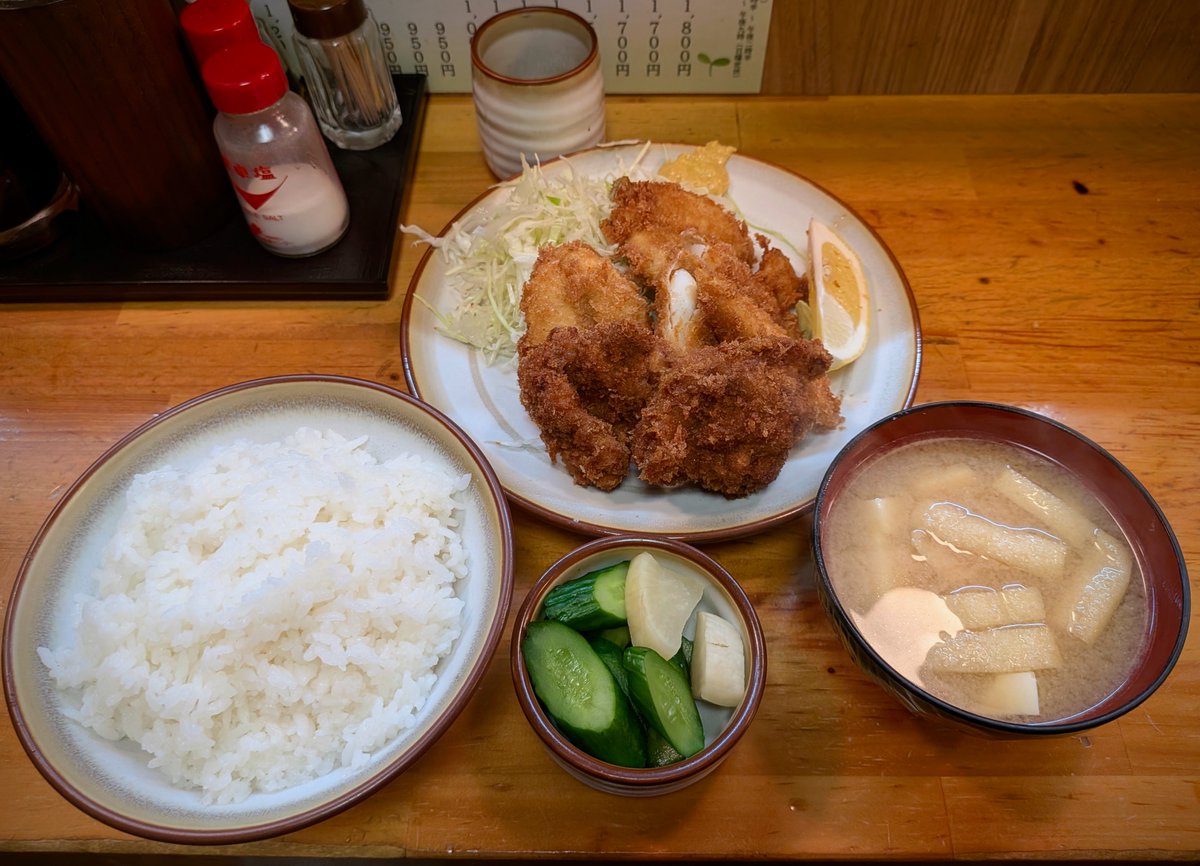 797binbo's tweet photo. #高円寺 #koenji #tokyo
#とんかつ二葉
ミックスフライ定食 1,000円
キス2、イカ3、鶏2の贅沢な3種盛り。 イカはほっくりと甘く、キスはふんわり上品な旨味。鶏は胸肉ではなくモモ肉で、一口かじれば肉汁と脂がじゅわっと染み出し、まさに至福の美味しさです。
#ランチ #昼飯 #lunch #定食 #setmeal https://t.co/SHMQxXXEh8