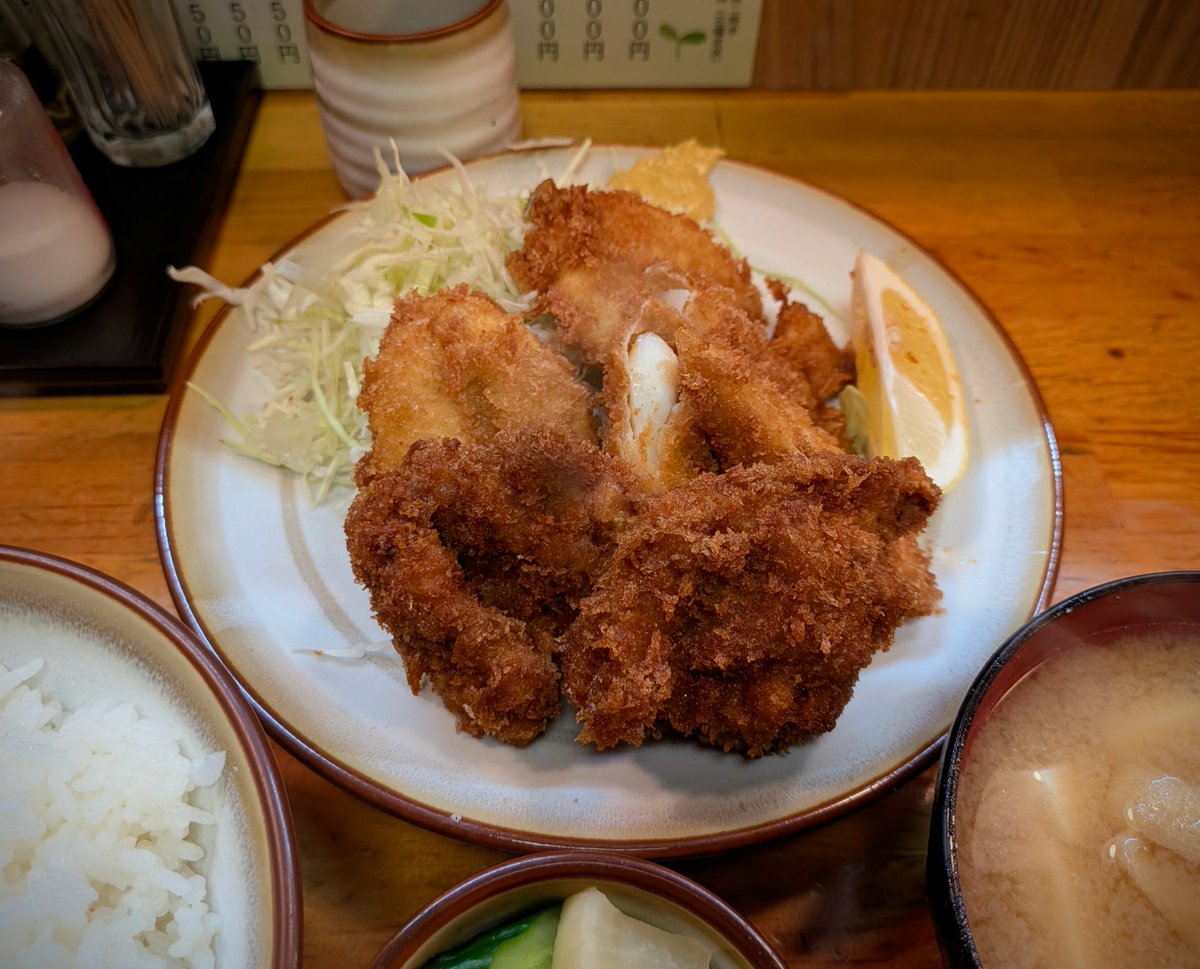 797binbo's tweet photo. #高円寺 #koenji #tokyo
#とんかつ二葉
ミックスフライ定食 1,000円
キス2、イカ3、鶏2の贅沢な3種盛り。 イカはほっくりと甘く、キスはふんわり上品な旨味。鶏は胸肉ではなくモモ肉で、一口かじれば肉汁と脂がじゅわっと染み出し、まさに至福の美味しさです。
#ランチ #昼飯 #lunch #定食 #setmeal https://t.co/SHMQxXXEh8