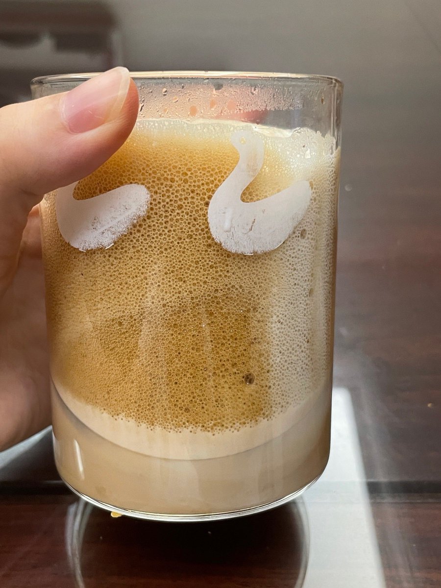 kylesusan718416's tweet photo. 5min iced matcha latte recipe! Whisk 1tsp matcha + 2oz hot water, pour over ice u0026 top with oat milk. Creamy, refreshing, perfect for mornings! https://t.co/PB2XTCrFoz