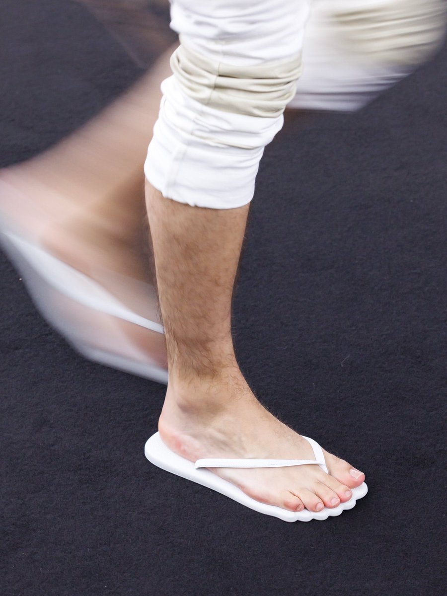 scrptralreading's tweet photo. MM6 Six Toe Flip Flop, SS27 https://t.co/kq8qWDrd1R