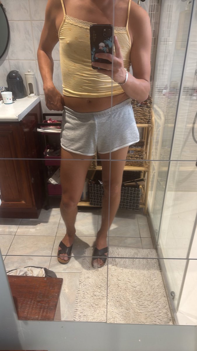 PantyhoseL0ver's tweet photo. Hihi ! Her sleeping fit 🫣🤫
#Crossdresser #Shorty #Legs https://t.co/tU1vR4Og4g