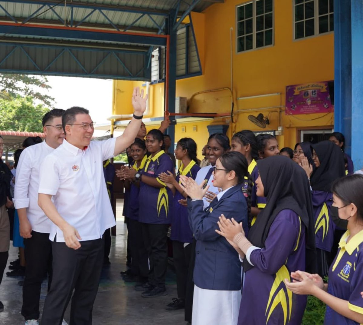 NgaKorMing's tweet photo. Teluk Intan dekat di hati.

Hari ini saya balik kws menyatuni warga Teluk Intan lagi. 

Selain merasmikan Tmn Rekreasi Madani PRIMA, saya juga melancarkan program nekad kecemerlangan yg bakal memberi manfaat kpd lebih 2,000 org pelajar parlimen Teluk Intan. 

Harapan utk semua!🎆 https://t.co/vxxASarfGK