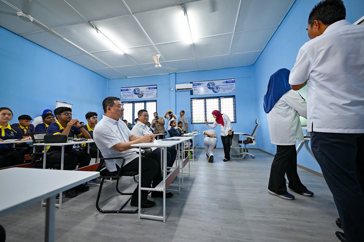 NgaKorMing's tweet photo. Teluk Intan dekat di hati.

Hari ini saya balik kws menyatuni warga Teluk Intan lagi. 

Selain merasmikan Tmn Rekreasi Madani PRIMA, saya juga melancarkan program nekad kecemerlangan yg bakal memberi manfaat kpd lebih 2,000 org pelajar parlimen Teluk Intan. 

Harapan utk semua!🎆 https://t.co/vxxASarfGK