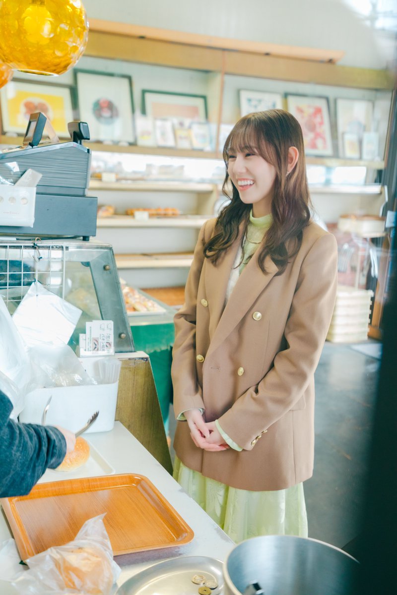 nc_waniwani's tweet photo. なんと、おひさまの店員さんが😮
思いがけない出会いに、嬉しそうなみっちゃん先生でした💙💛

「平岡海月のあま～い漂流記」第14回は、2026年10月1日18：00配信です！

#Newsクランチ #日向坂46 #平岡海月 #平岡海月のあま〜い漂流記 #お菓子い散文連載 #スイーツ #エッセイ #ひらおかし #あまみつき https://t.co/IAltm0OQp4