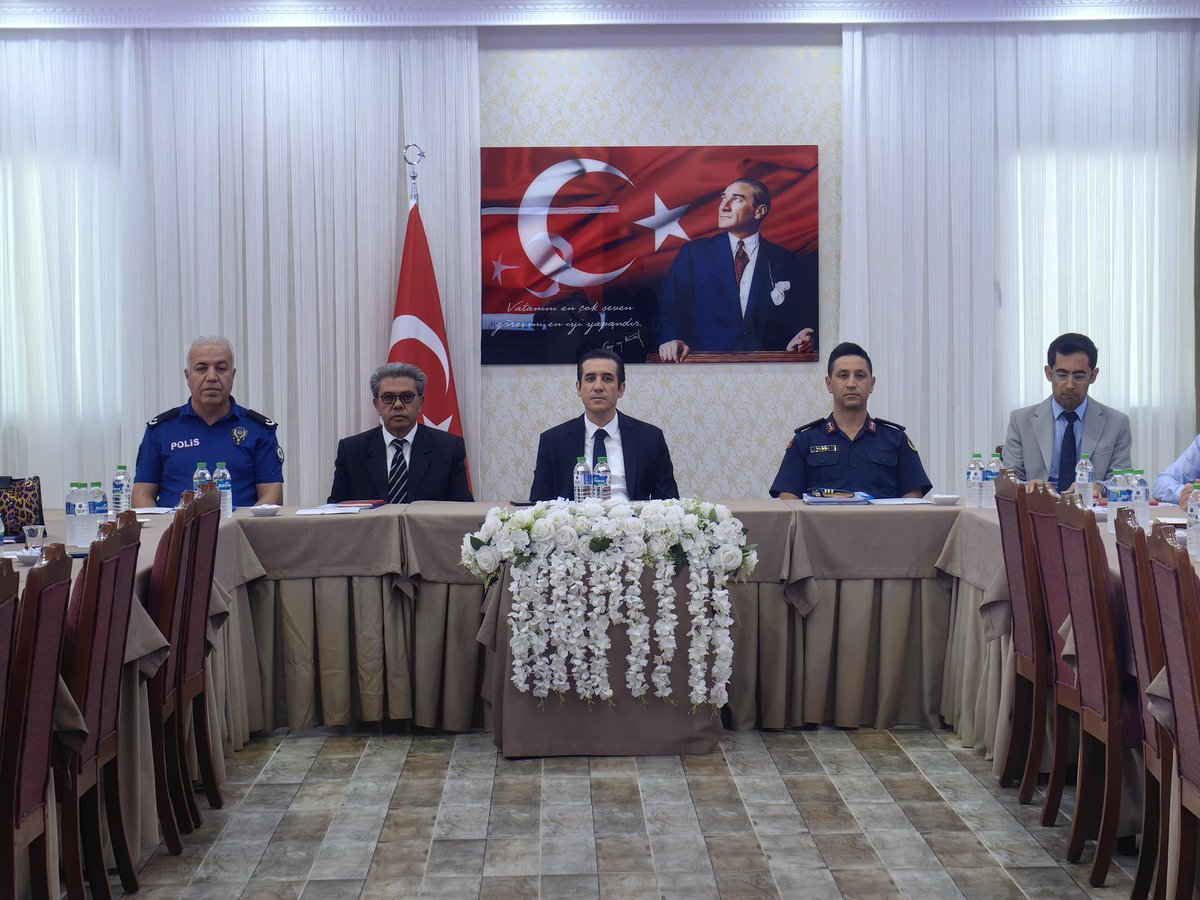 Bozyazikaymklgi's tweet photo. 📌 Kaymakamımız Sayın Dr. Tuncay Topsakaloğlu başkanlığında, Öğretmenevi Toplantı Salonu’nda “Okul ve Çevresi Güvenlik Tedbirleri Toplantısı” gerçekleştirildi.

https://t.co/nRL07srdMi https://t.co/RQcL9E39Pq