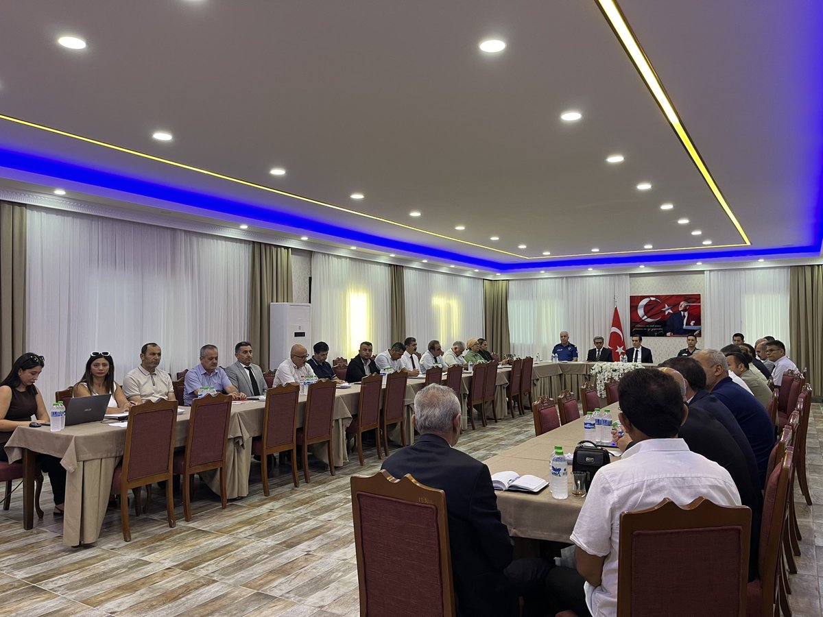 Bozyazikaymklgi's tweet photo. 📌 Kaymakamımız Sayın Dr. Tuncay Topsakaloğlu başkanlığında, Öğretmenevi Toplantı Salonu’nda “Okul ve Çevresi Güvenlik Tedbirleri Toplantısı” gerçekleştirildi.

https://t.co/nRL07srdMi https://t.co/RQcL9E39Pq