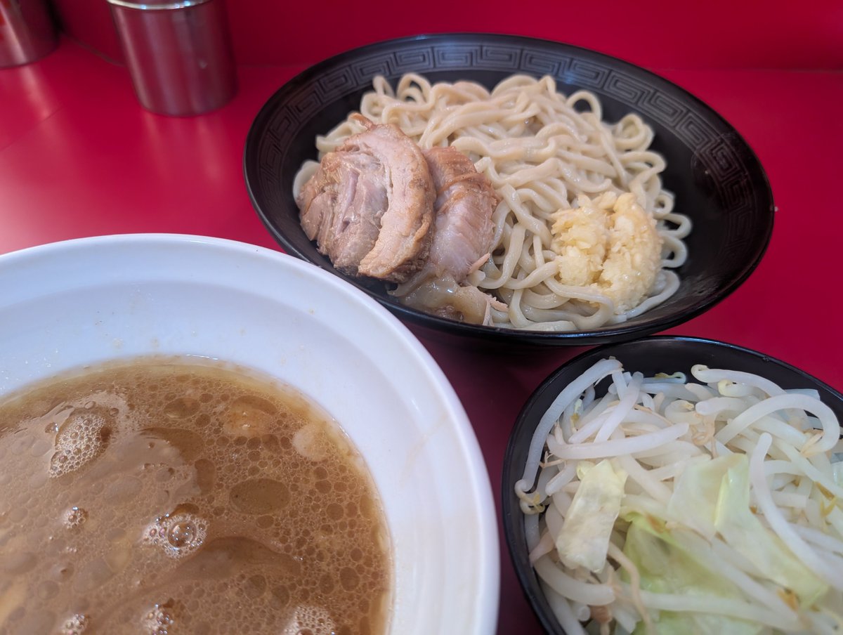 sapbeerlove's tweet photo. ラーメン二郎　札幌
ラーメン　1100円　つけ麺200円　サブスープ
最高気温20℃と爽やか天気でつけ麺〜
麺がウマい！
ブタがウマい！！
ヤサイもシャキシャキウマい！！ https://t.co/iqOKltSs0W