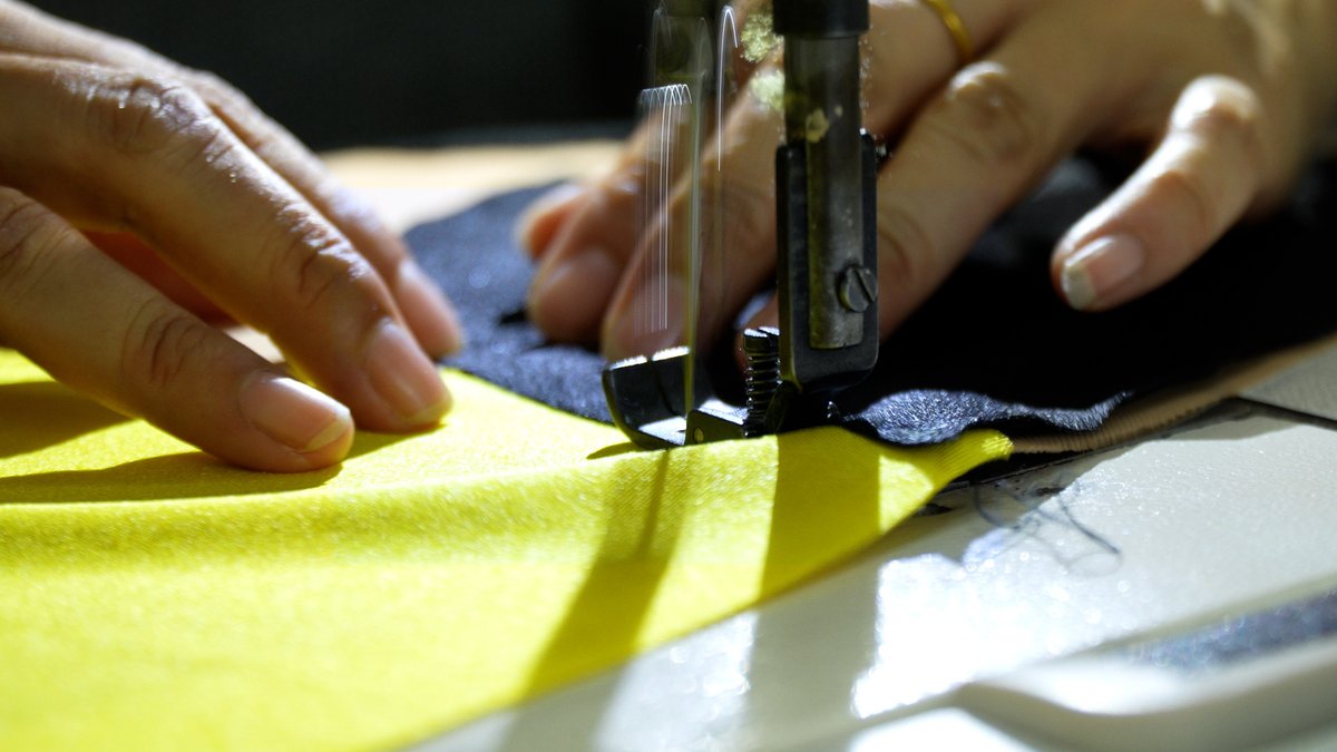 haorui_fashion's tweet photo. Precision sewing brings fabrics together, building the solid foundation of every well-tailored custom stage costume ✨ #StageCostume #CustomPerformanceWear #HandmadeGlam https://t.co/qOhaAIfOEv