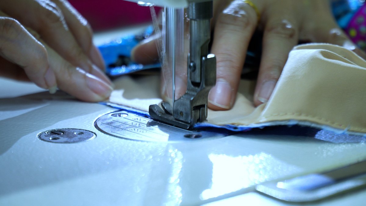 haorui_fashion's tweet photo. Precision sewing brings fabrics together, building the solid foundation of every well-tailored custom stage costume ✨ #StageCostume #CustomPerformanceWear #HandmadeGlam https://t.co/qOhaAIfOEv