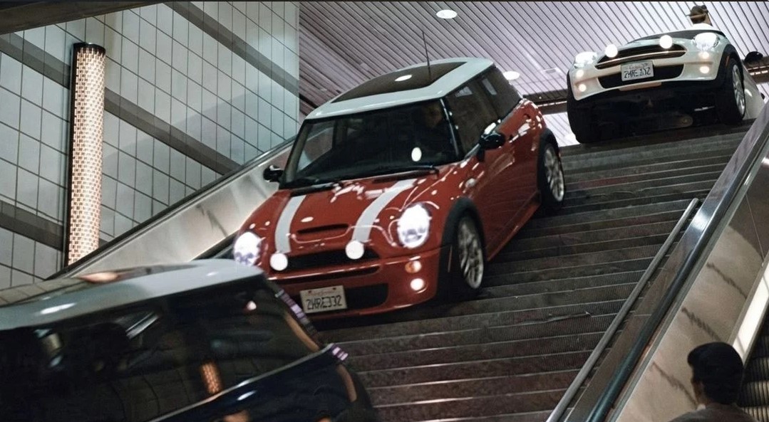 foroelectricos's tweet photo. Sabías que en la película The Italian Job, estrenada en 2003, se usaron tres MINI Cooper convertidos a eléctricos. Te contamos los motivos y las repercusiones de este hito.
#MINI #CochesElectricos #Theitalianjob @MINI @MINIEspana 👇 https://t.co/tmF3qAQkbO