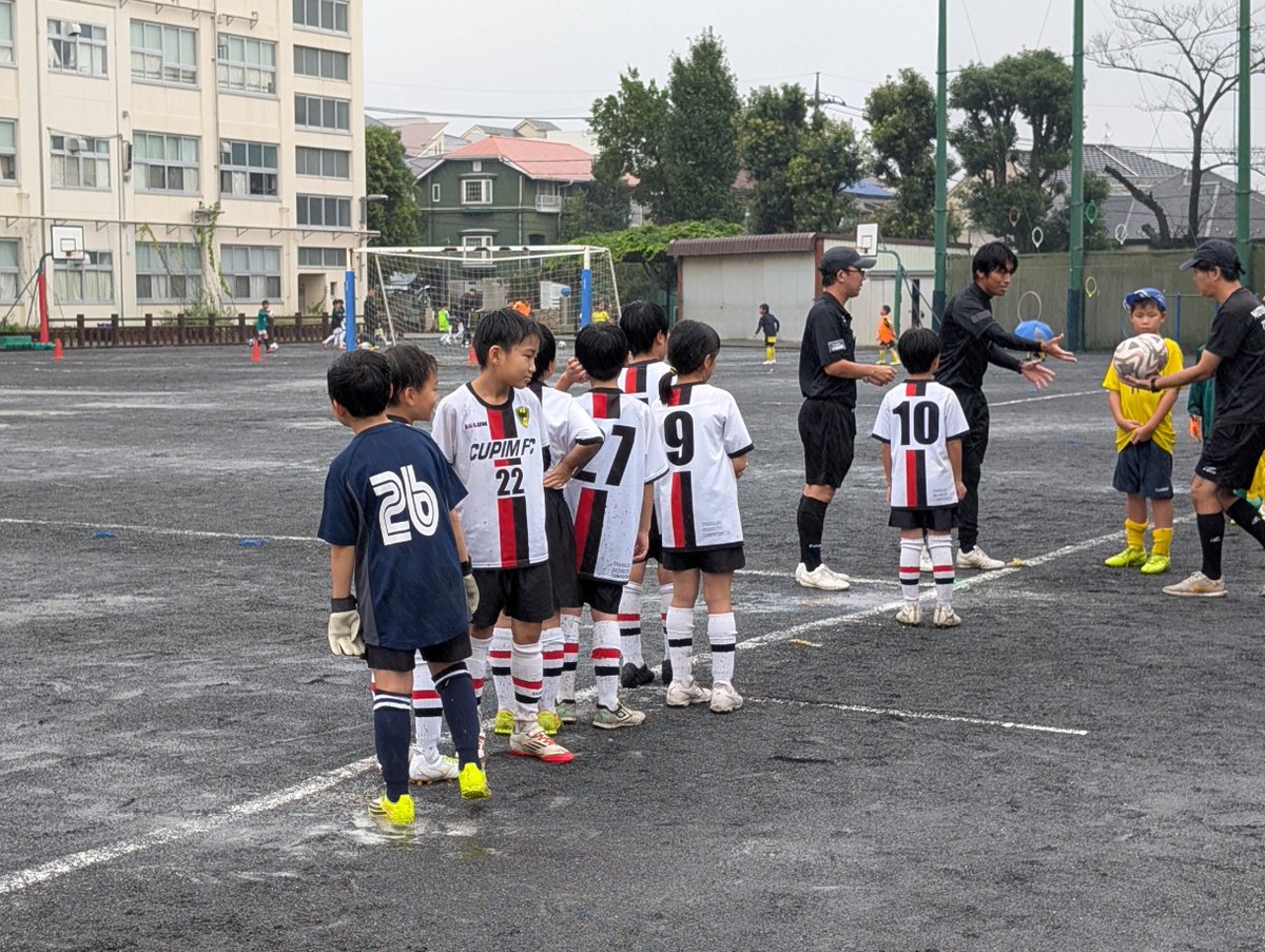 CCfcksc2015's tweet photo. U-10が市大会に参加しました
雨の中での戦いで、前半は気持ちがなかなか入らず、球際が強く行けずに失点
しかし、後半は雨に負けない、自分に負けない気持ちを持って戦うことができました
試合は残念な結果となりましたが、これからに期待のもてる試合となりました！
ご声援、ありがとうございました！ https://t.co/fg8dO4zAzM