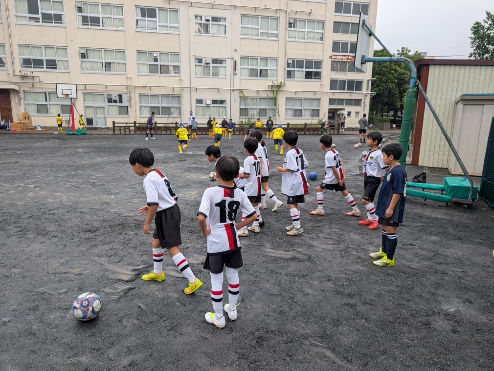 CCfcksc2015's tweet photo. U-10が市大会に参加しました
雨の中での戦いで、前半は気持ちがなかなか入らず、球際が強く行けずに失点
しかし、後半は雨に負けない、自分に負けない気持ちを持って戦うことができました
試合は残念な結果となりましたが、これからに期待のもてる試合となりました！
ご声援、ありがとうございました！ https://t.co/fg8dO4zAzM