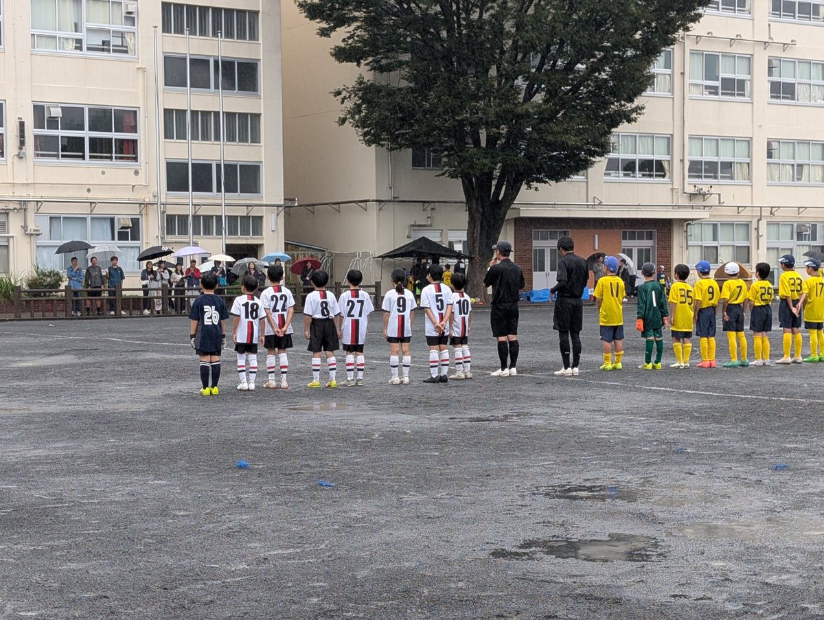 CCfcksc2015's tweet photo. U-10が市大会に参加しました
雨の中での戦いで、前半は気持ちがなかなか入らず、球際が強く行けずに失点
しかし、後半は雨に負けない、自分に負けない気持ちを持って戦うことができました
試合は残念な結果となりましたが、これからに期待のもてる試合となりました！
ご声援、ありがとうございました！ https://t.co/fg8dO4zAzM