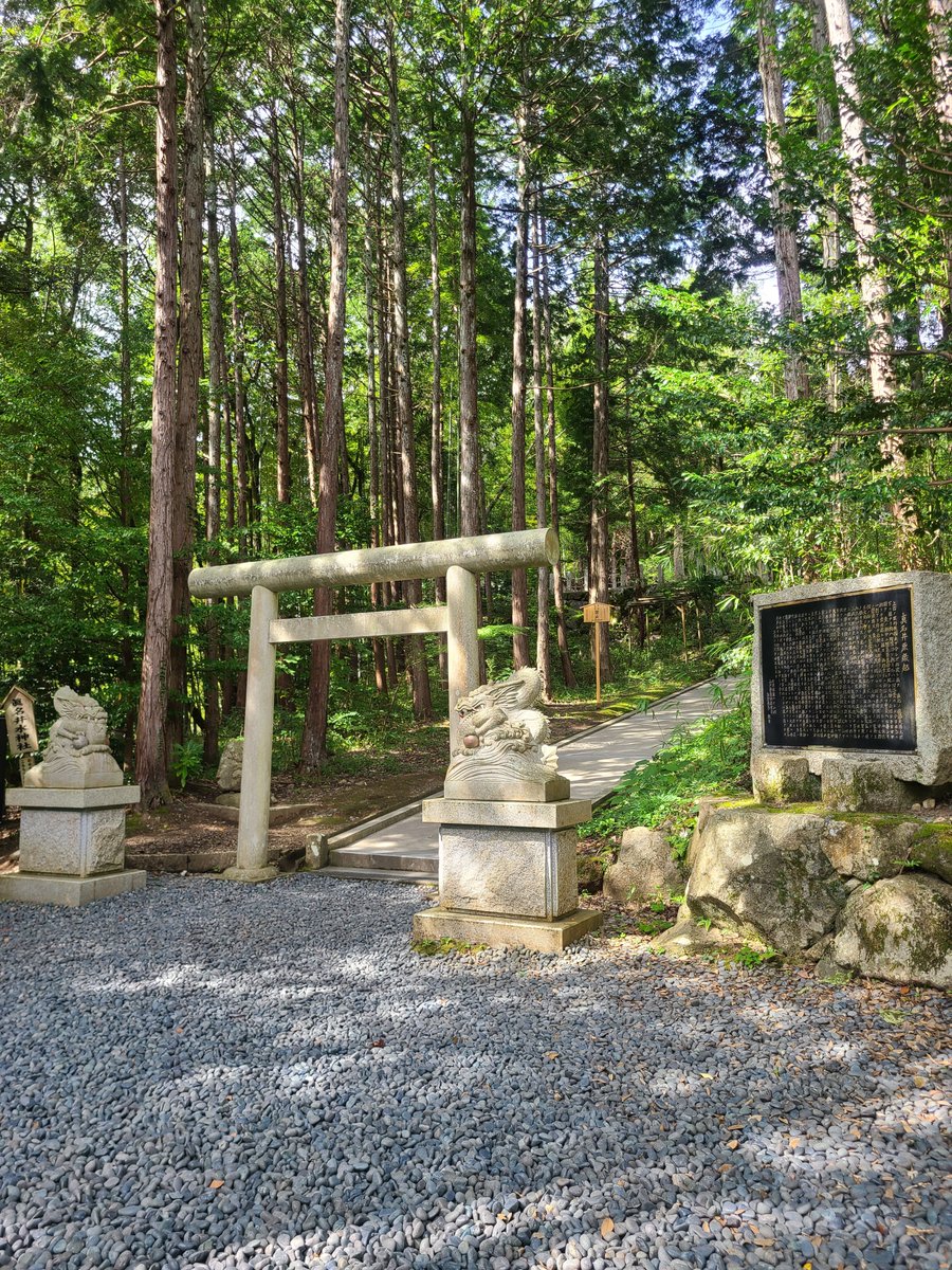 mikabbdae0426's tweet photo. 籠神社から歩いて奥宮の眞名井神社へ⛩徒歩15分てあったけど案外近い。こちらも本殿は神聖な場所の為撮影禁止！お水も汲めるとの事で頂きました✨途中の道から天橋立も見えてよかった。神社に行くと不思議と身体が軽くなるから不思議😊今日もよきツーリングでした🎵 https://t.co/gKFlaVgifw