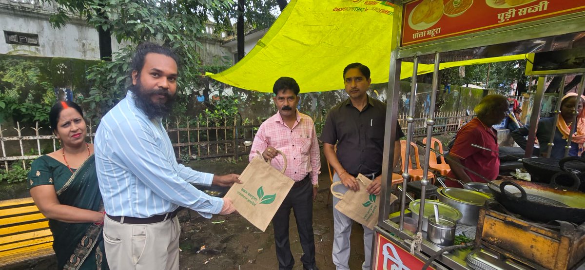 SwachhAMC's tweet photo. सेवा संकल्प एवं स्वच्छता ही सेवा अंतर्गत व्यावसायिक क्षेत्र, गुदरी बाजार में प्लास्टिक मुक्त शहर एवं  इको फ्रेंड्ली झोला के उपयोग संबंधी जागरूकता अभियान चलाया गया, साथ ही  4 श्रेणी में कचरा पृथककरण की जानकारी  #Surguja #SHS2026 #SwachhataHiSewa2026 #SewaSankalp
@SwachhBharatGov https://t.co/gtyNMfNKAb