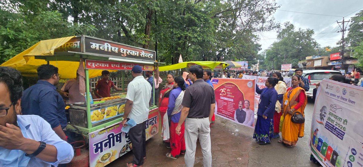 SwachhAMC's tweet photo. सेवा संकल्प एवं स्वच्छता ही सेवा अंतर्गत व्यावसायिक क्षेत्र, गुदरी बाजार में प्लास्टिक मुक्त शहर एवं  इको फ्रेंड्ली झोला के उपयोग संबंधी जागरूकता अभियान चलाया गया, साथ ही  4 श्रेणी में कचरा पृथककरण की जानकारी  #Surguja #SHS2026 #SwachhataHiSewa2026 #SewaSankalp
@SwachhBharatGov https://t.co/gtyNMfNKAb