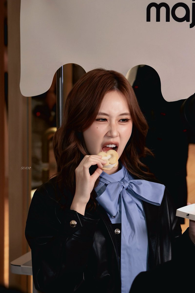 heysevennn's tweet photo. Cookie～🍪

#janeeyeh 
#MajeParisXJaneyeh https://t.co/8xr6Mc76CW