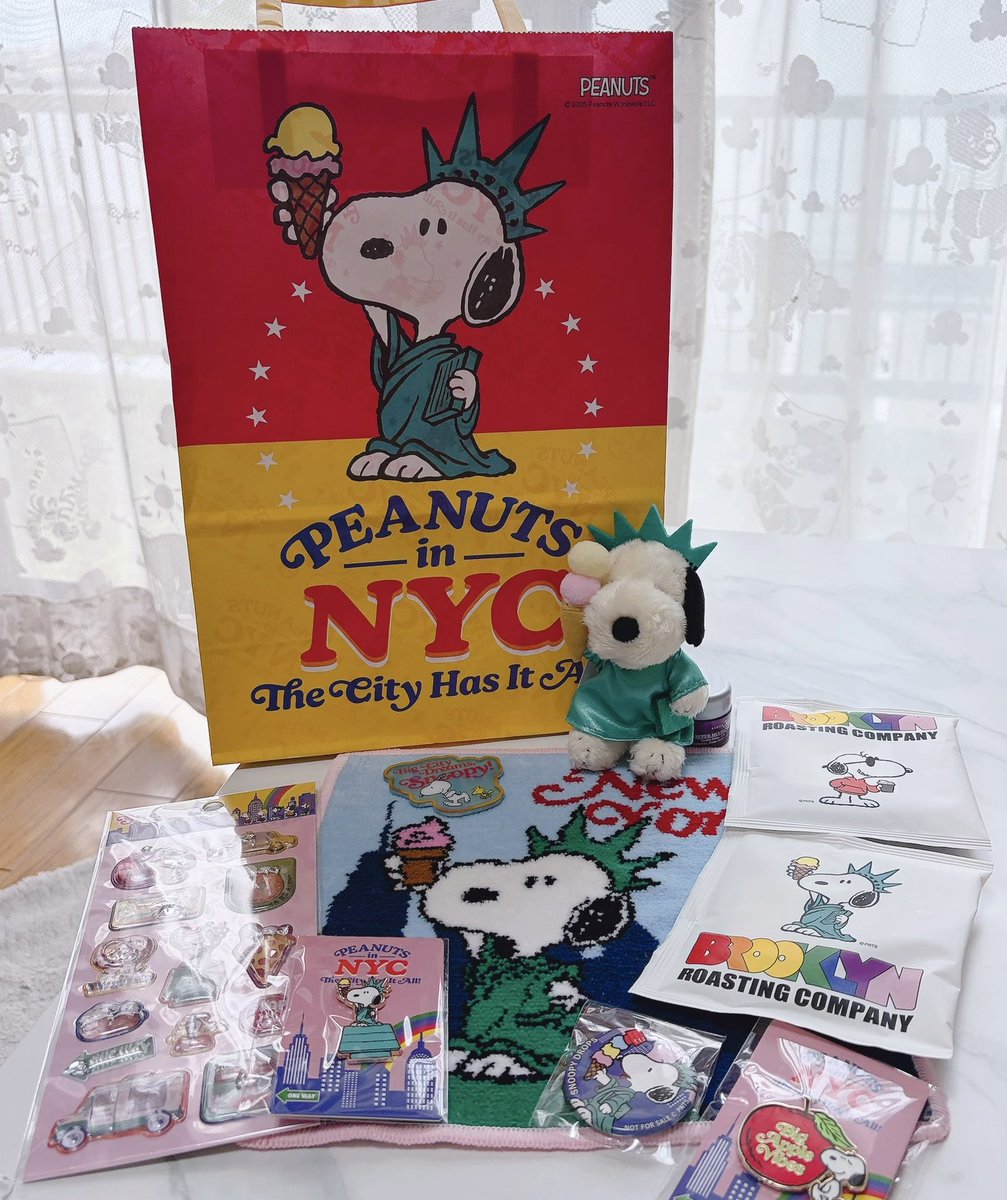 scrap_000's tweet photo. PLAZAのニューヨークスヌーピー🗽
アイス持って自由の女神の真似してるの可愛過ぎる🍦 https://t.co/L44TQ9GEbt