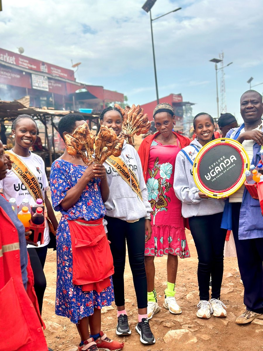 Queenrahmah2026's tweet photo. First stop, Najjembe Market. We had fun interacting with the Market vendors and then had to continue with the journey. #worldtourismday #Mbalecity @zakialucky11 @misstourismUga @MTWAUganda @TourismBoardUg @UWEC_EntebbeZoo https://t.co/IUpYjQMPgI