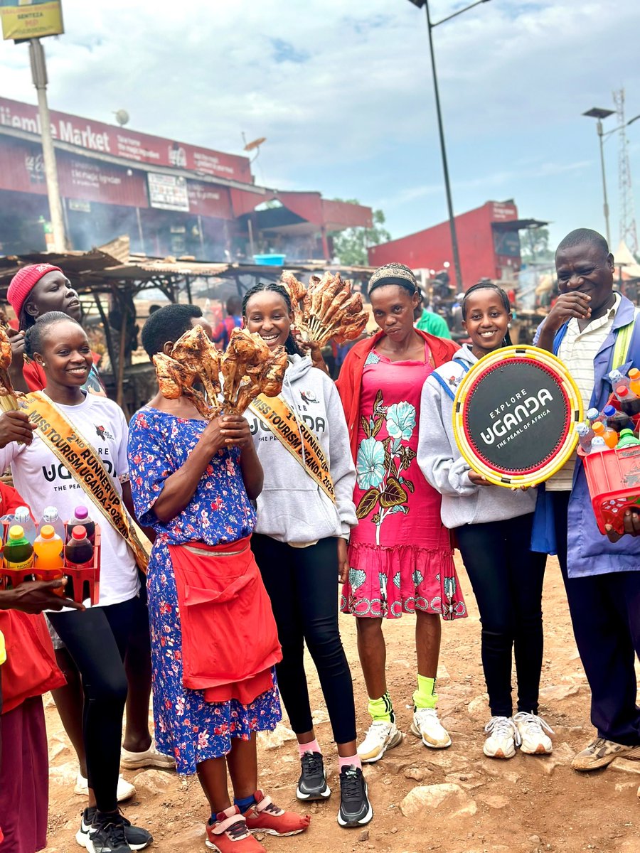 Queenrahmah2026's tweet photo. First stop, Najjembe Market. We had fun interacting with the Market vendors and then had to continue with the journey. #worldtourismday #Mbalecity @zakialucky11 @misstourismUga @MTWAUganda @TourismBoardUg @UWEC_EntebbeZoo https://t.co/IUpYjQMPgI