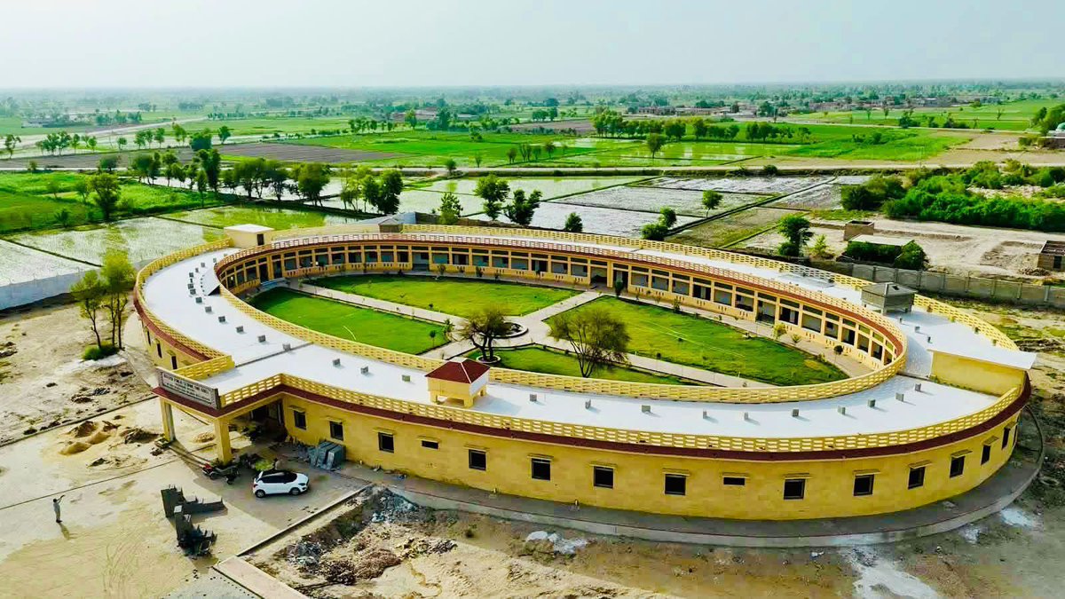 haleemsomro's tweet photo. یہ سندھ کا سرکاری اسکول، ضلع شہید بینظیر آباد میں واقعہ ہے! 
#SindhSchoolsReimagined #SindhGovernment https://t.co/NmeuaoeYs0