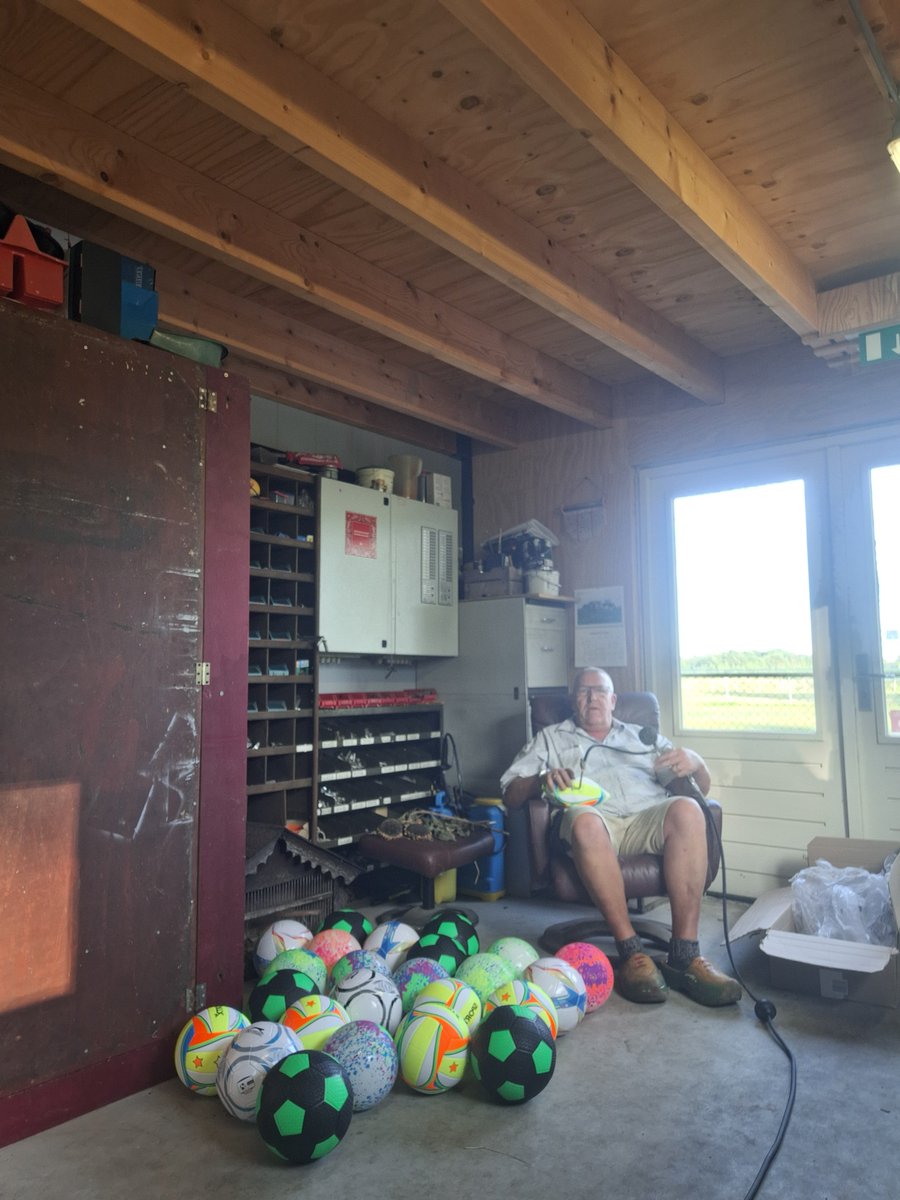 PeterDruijff's tweet photo. Nieuwe ballen van school maar ff mee naar huis genomen #compressor #conciërge #ballenjongen https://t.co/ntlFlM11wO