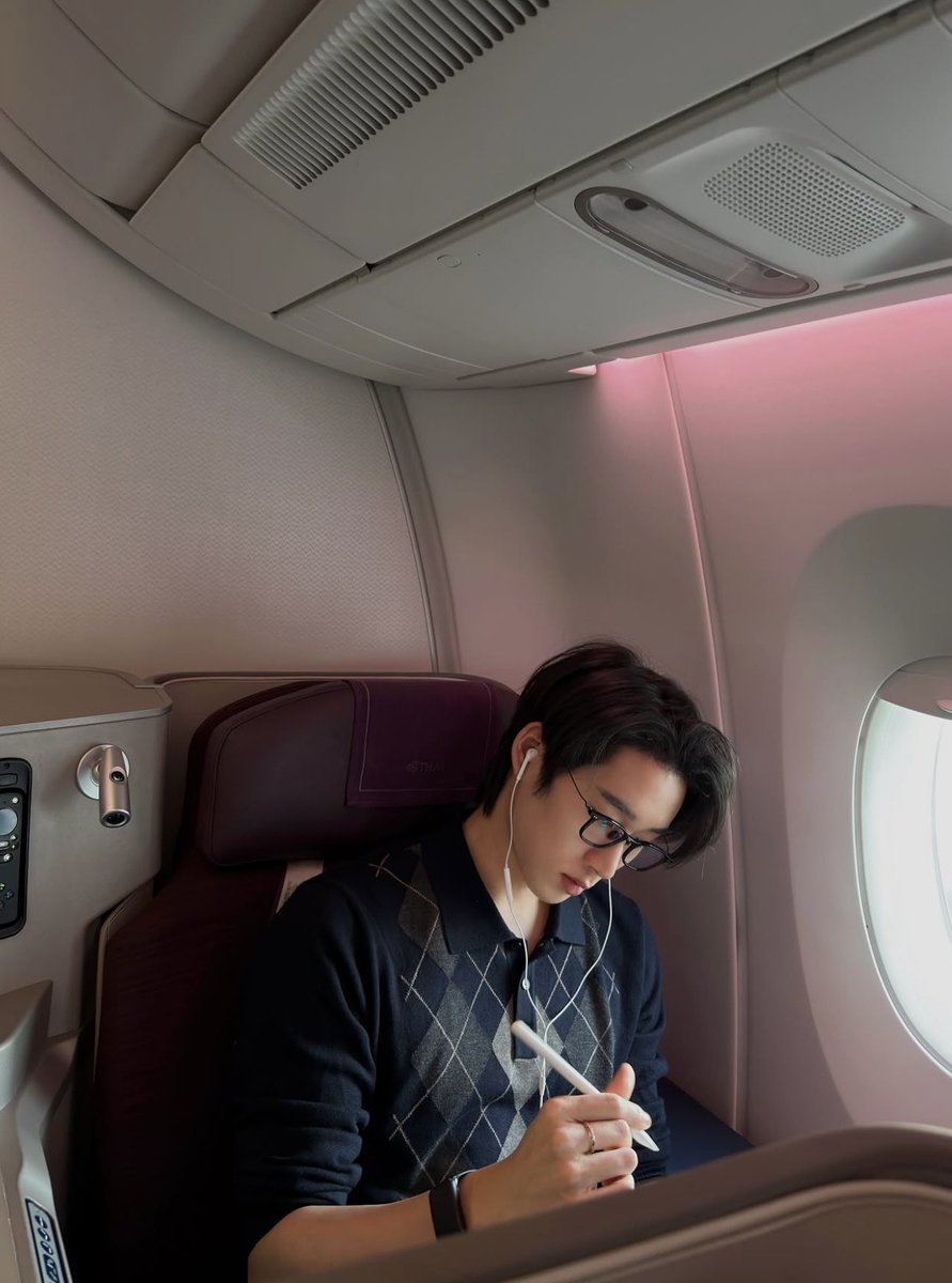 Sawarinni's tweet photo. เอส ศุภ คือนิยามของหนุ่มตี๋ที่ใส่แว่นที่จริงใจ
แว่นทรงไหนก็รอดไปหมด หล่อแบบมีเสน่ห์น่าดึงดูดแบบสุดๆ 
#ROJUKISSxEST https://t.co/7hqh9tat1s