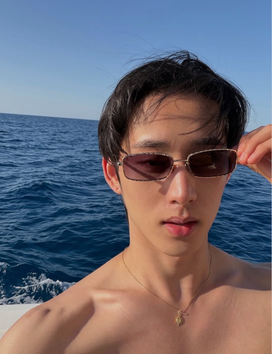 Sawarinni's tweet photo. เอส ศุภ คือนิยามของหนุ่มตี๋ที่ใส่แว่นที่จริงใจ
แว่นทรงไหนก็รอดไปหมด หล่อแบบมีเสน่ห์น่าดึงดูดแบบสุดๆ 
#ROJUKISSxEST https://t.co/7hqh9tat1s