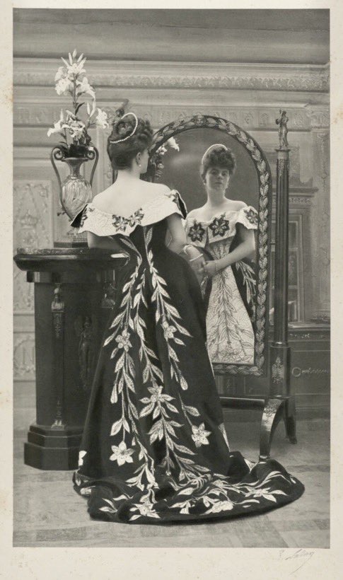 MadameGilflurt's tweet photo. This is "Lily" by the #HouseofWorth; Countess Greffulhe wore it for her #frockingfabulous photographic portrait by Nadar in 1896. #fashionhistory via Palais Galliera. https://t.co/SmzBhivd4d