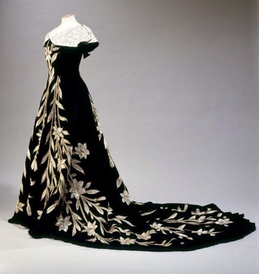 MadameGilflurt's tweet photo. This is "Lily" by the #HouseofWorth; Countess Greffulhe wore it for her #frockingfabulous photographic portrait by Nadar in 1896. #fashionhistory via Palais Galliera. https://t.co/SmzBhivd4d