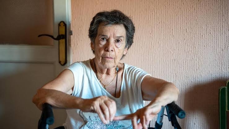 JotaGeneracionX's tweet photo. Caso "Real" si se aprueba la ley de expropiaciones de Sumar:

A: Maricarmen 87 años: 1.450 €. Pensión

B: Rosa 87 años : 800 €. Pensión

Rosa vive en su piso, comprado por la familia y ya pagado durante toda su vida, ya que tiene 87 años. El piso está pagado y tiene otro de alquiler, en donde cobra 1.500 €, que le ayuda a vivir, pero la inquilina Maricarmen no puede pagarlo, pero no la desahucian.

Con la nueva ley de Sumar y Sánchez le expropian el piso a Rosa para que viva Maricarmen. Rosa se queda sin piso y sin ingresos de alquiler. Ahora solo tiene 800 € de pensión y un piso que no se puede permitir pagar por los impuestos y por su baja pensión y, al final, deja de pagar el IBI, basura, la luz, el agua y gastos comunidad.

Le quitan el piso en donde vivia 75 años por impago, pierde los dos pisos, se queda en la calle.

Conclusión: trabajas toda tu vida para comprarte un piso o dos y el Estado te lo expropia para darle vivienda a una persona que no ha ahorrado en su vida nada, solo ha gastado sin invertir y sin ahorro.

Esto es el socialismo y el comunismo. Esto es Sumar. Esta  es la España de Sánchez. #Maricarmen